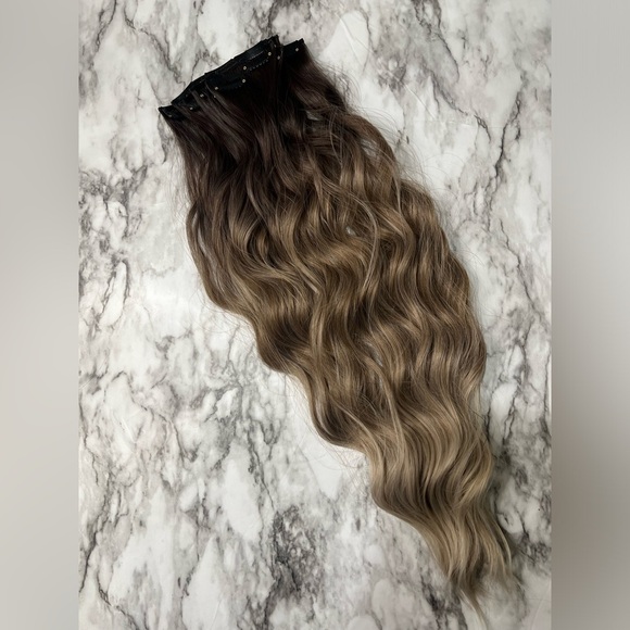 Ombre Ashy Blonde Wavy Clip in hair extensions in 22 Inches - Human Hair Blend - Picture 6 of 8
